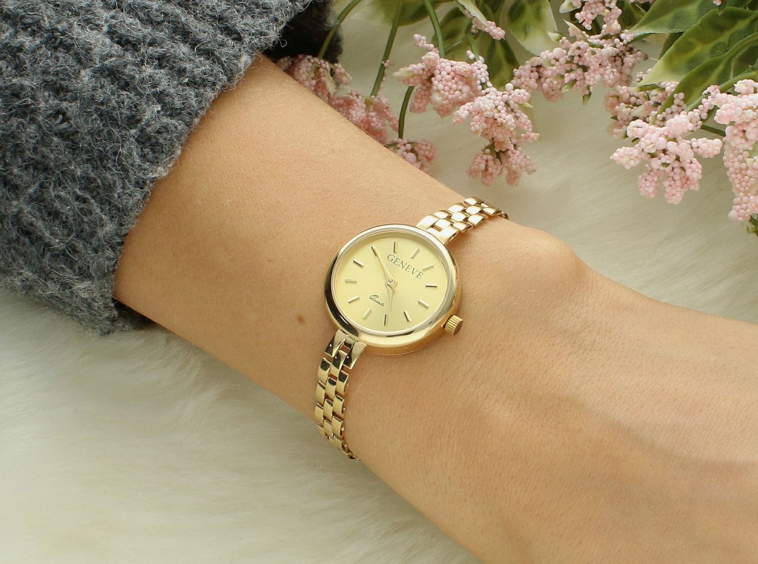 Zegarek złoty GENEVE ZG 200 585 Złoty zegarek Geneve damski wysokiej próby 585 o łącznej masie 19,60 gram złota ZG 200 585. Czasomierz posiada tarczę w nieskazitelnym złotym kolorze emanującą subtelnością.1.jpg